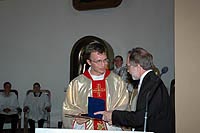Burmistrz miasta Bytowa wrecza medal neoprezbiterowi